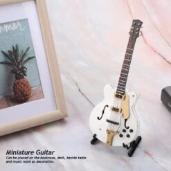 7in Blanc Miniature Guitare Électrique Réplique Avec Boîte Instrument Modèle Ornements Cadeaux De Noël 15 7in Blanc Miniature Guitare Électrique Réplique Avec Boîte Instrument Modèle Ornements Cadeaux De Noël -Oui || N/A || pearhead 61MgFCysR5L. AC SL1001