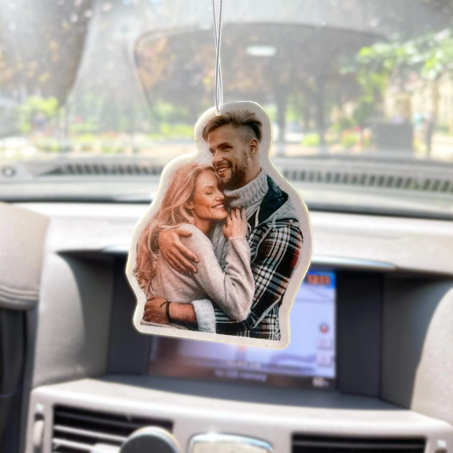 Désodorisant Pour Voiture Personnalisé - Votre Photo Sur Les Deux Côtés Du Renifleur D'air Personnalisé ( Image Photo D'anniversaire Personnalisé / Anniversaire / Mariage / Saint Valentin / Noël Amusant / Père Noël Secret / Don Parfumé De Nouveauté Unique ) 7 Désodorisant Pour Voiture Personnalisé - Votre Photo Sur Les Deux Côtés Du Renifleur D'air Personnalisé ( Image Photo D'anniversaire Personnalisé / Anniversaire / Mariage / Saint Valentin / Noël Amusant / Père Noël Secret / Don Parfumé De Nouveauté Unique ) - Image 5