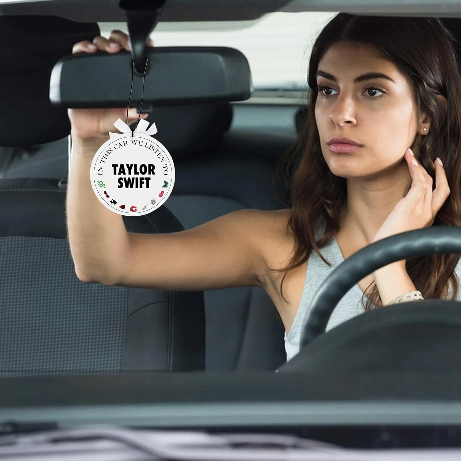 3 PCS Drôle Taylor 2024 Voiture Air Fresheners Pour Voiture, Longue Durée Suspendue Voiture Air Freshener Pour Taylor Fans, Noël Nouvel An Anniversaire Encens Chips Cadeaux Pour Homme Femmes 9 3 PCS Drôle Taylor 2024 Voiture Air Fresheners Pour Voiture, Longue Durée Suspendue Voiture Air Freshener Pour Taylor Fans, Noël Nouvel An Anniversaire Encens Chips Cadeaux Pour Homme Femmes - Image 7