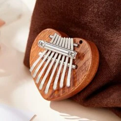 Mini Piano à Pouce Kalimba Avec 8 Clés, Piano à Doigt Mbira Marimba Pocket Palm Size, Instrument De Musique Portable Porte-clés Pendentif, Cadeau De Noël Pour Les Enfants Adultes Débutants (Solid Wood Heart) -Oui || N/A || pearhead 71WzWg3AIdL. AC SL1500