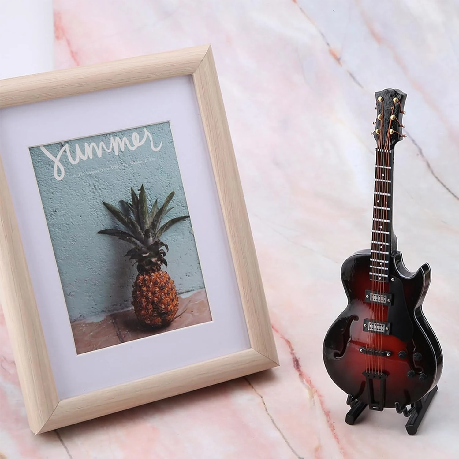 Alaaner Classique Miniature Guitare Réplique Avec Stand Et Cas Instrument Modèle Ornements Cadeau De Noël (18cm Modèle) 7 Alaaner Classique Miniature Guitare Réplique Avec Stand Et Cas Instrument Modèle Ornements Cadeau De Noël (18cm Modèle) - Image 5