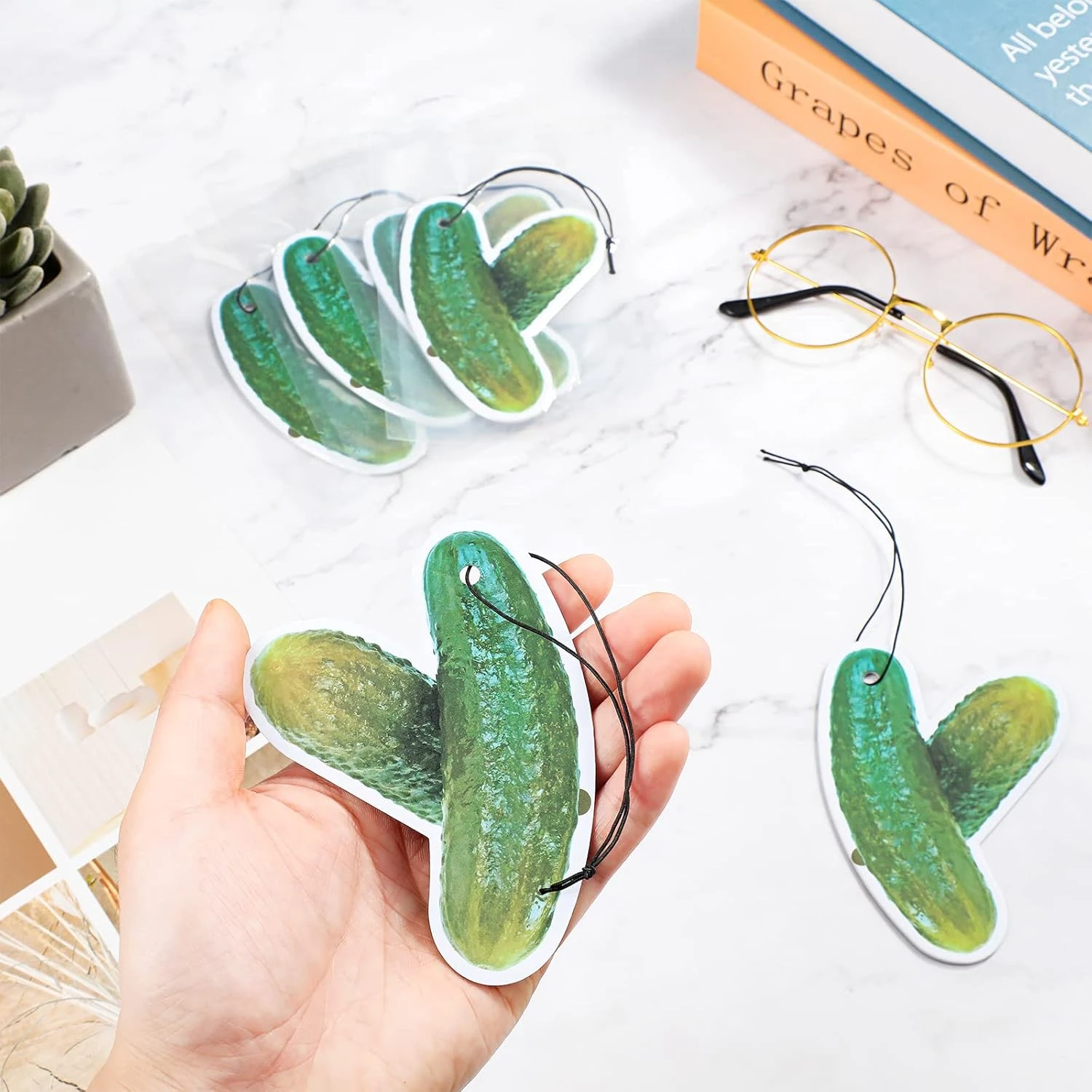 6 Pcs Drôle Pickle Voiture Air Freshener Suspendue Aneth Voiture Diffuseur Ornements Pickle Air Freshener Suspendue Aneth Pickle Air Fresheners Voiture Accessoires Cadeau Idéal Pour La Fête Des Pères, Anniversaire, Noël 5 6 Pcs Drôle Pickle Voiture Air Freshener Suspendue Aneth Voiture Diffuseur Ornements Pickle Air Freshener Suspendue Aneth Pickle Air Fresheners Voiture Accessoires Cadeau Idéal Pour La Fête Des Pères, Anniversaire, Noël - Image 3