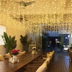 Feux De Chaîne En Glaçons à LED GTSYDING, Lumières En Glaçons De Noël 16,4 Pieds 216 LED Fenêtre Rideau De Fenêtre Starry Fairy Lights Branchez 8 Modes Pour La Chambre De Mariage Jardin Patio Extérieur Intérieur ( Blanc Chaud, 5 )